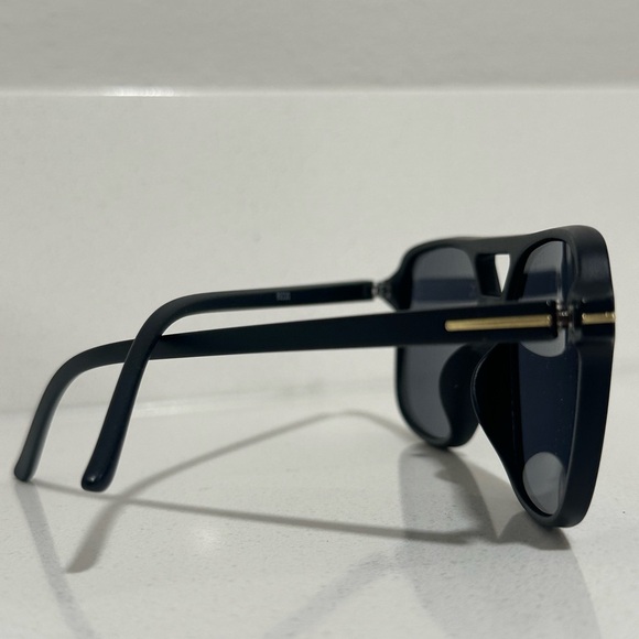 Aviator Sunglasses, not prescription. - Picture 2 of 2